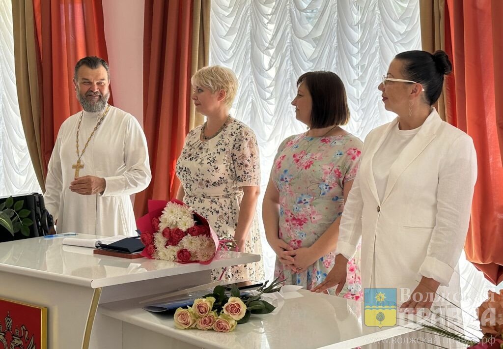 Руководители и представители городских властей, а также Волжского благочиния📷    Перед Днем семьи, любви и верности в Волжском чествовали пару, прожившую вместе 63 года
