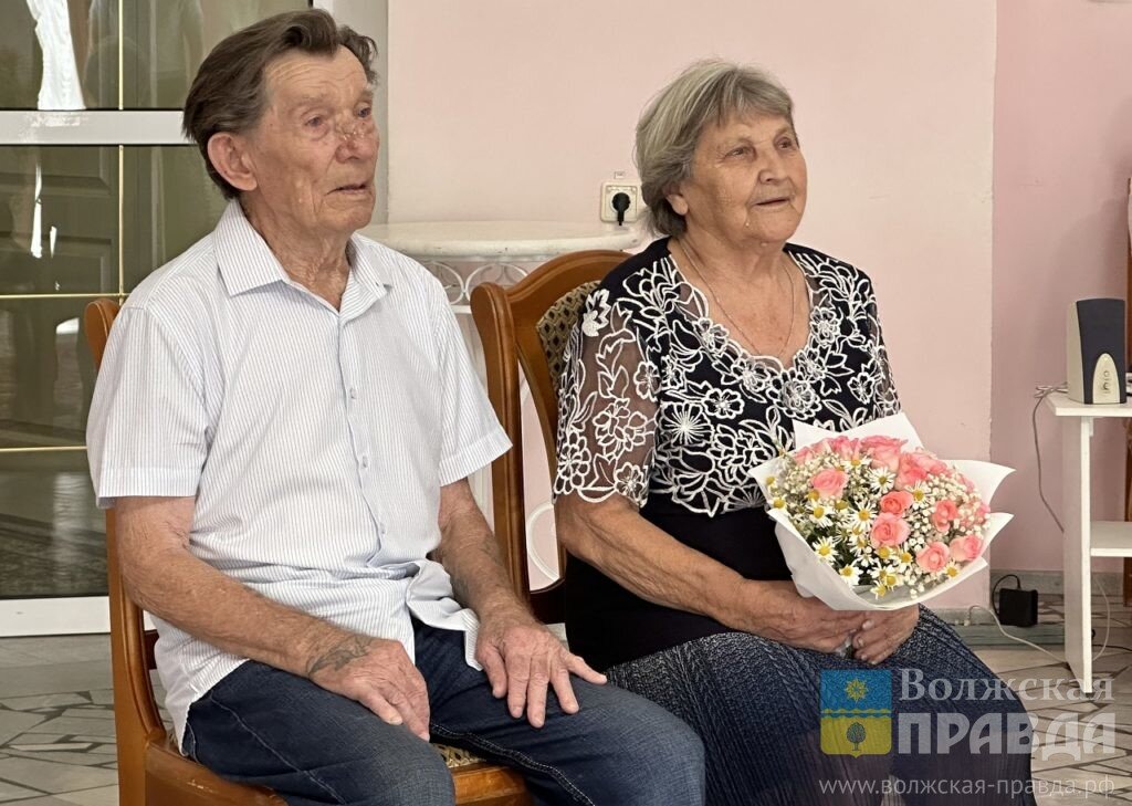 Александр Ефимович и Лидия Константиновна Шаламовы📷    Перед Днем семьи, любви и верности в Волжском чествовали пару, прожившую вместе 63 года
