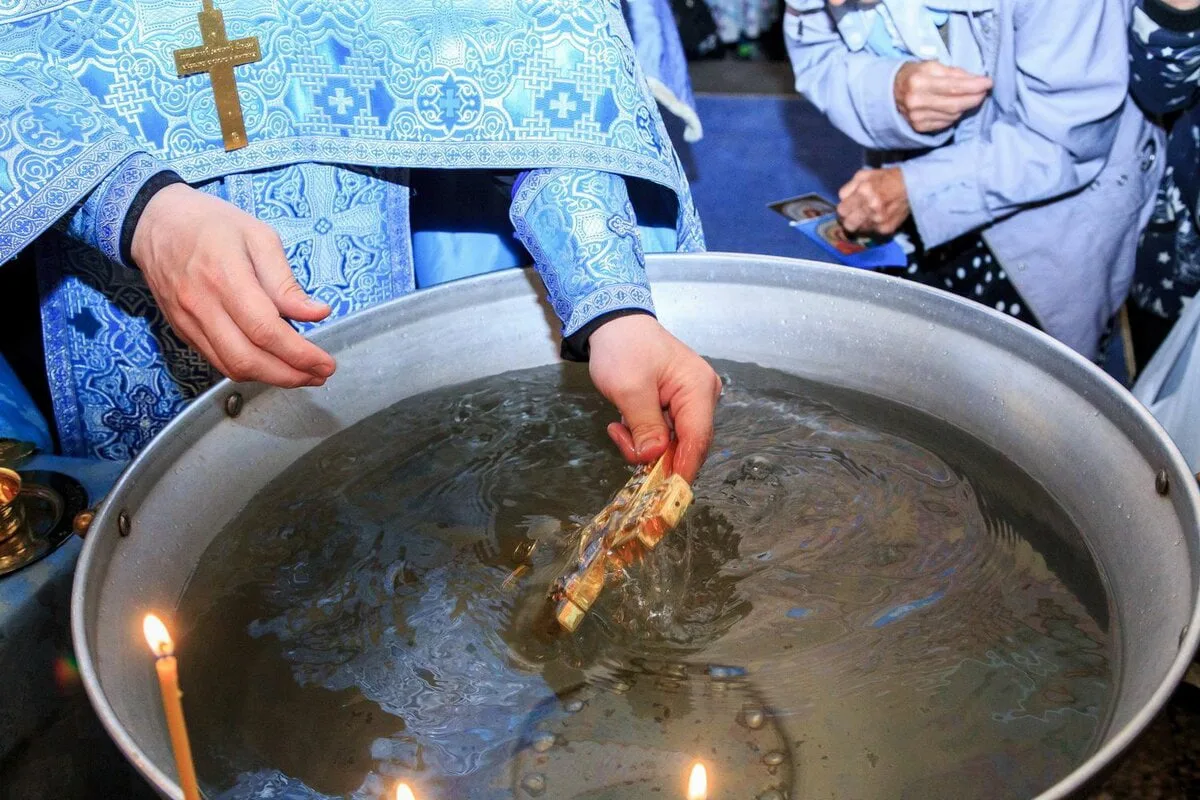 Вода в храме на крещение