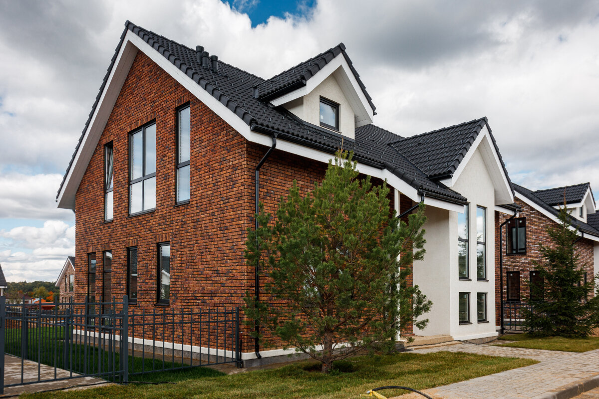 Дома и благоустройство в коттеджном поселке бизнес-класса «Резиденция Булатово». Листайте вправо, чтобы посмотреть все изображения.