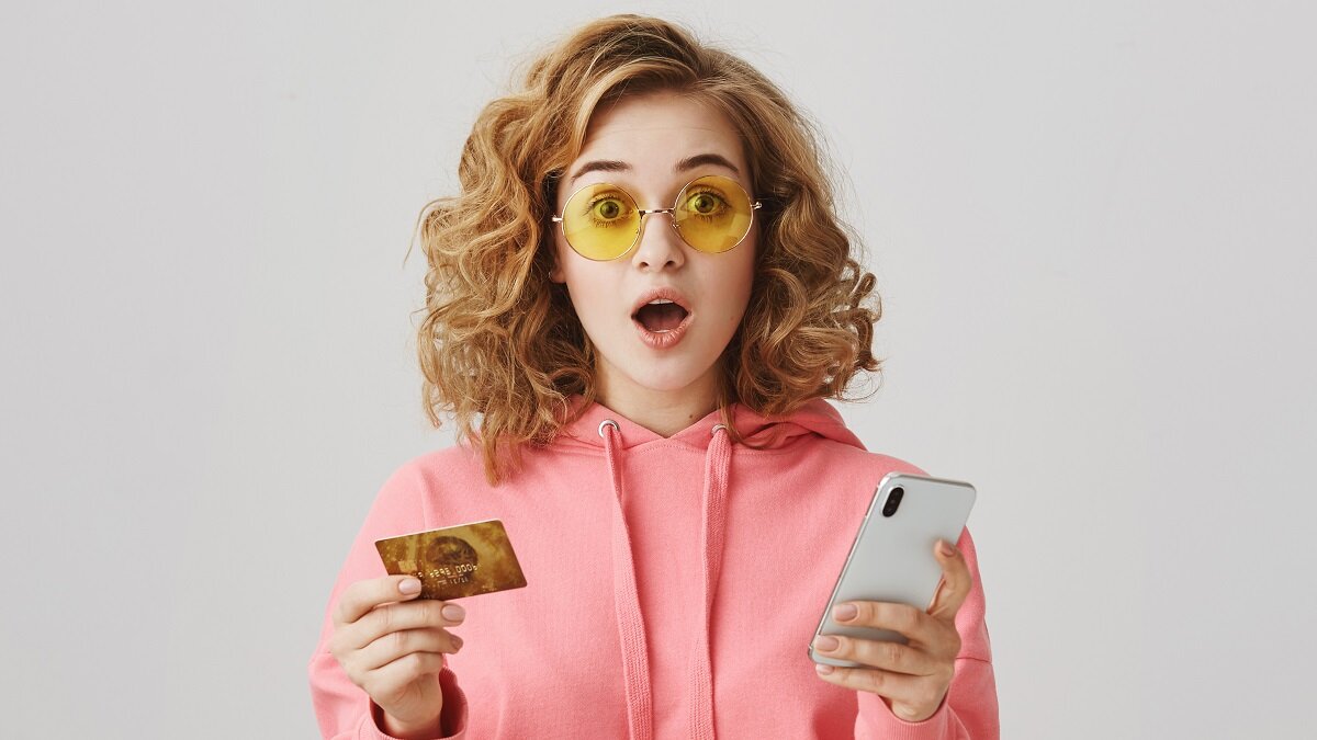    Девушка с кредиткой и смартфоном