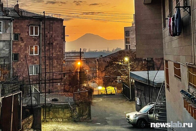 Из плотной застройки выглядывают горы 