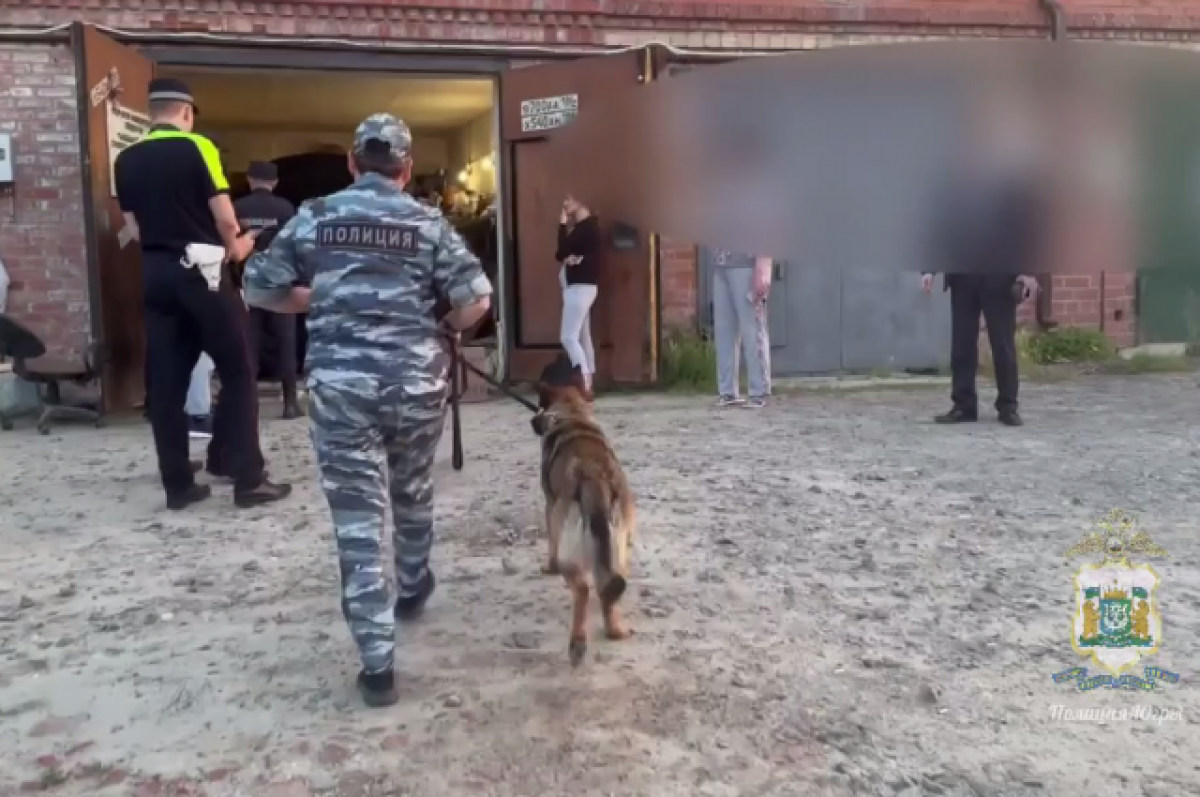    В гараже полицейские обнаружили и изъяли приспособления для потребления наркотических средств.