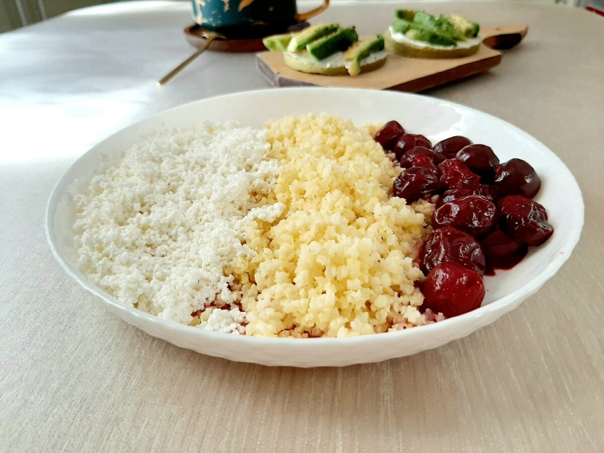 Структурированная тарелка-конструктор от Валентины: белок + сложные углеводы + антиоксиданты и клетчатка. Творог, пшено, вишня.