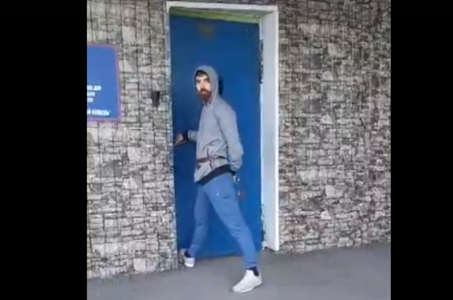   Нарушитель пришёл к отделению полиции рано утром.