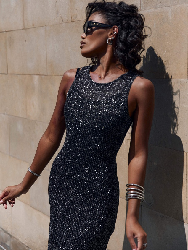 Что носить летом, чтобы выглядеть стильно и чувствовать себя максимально комфортно?  Ответ прост - подходят все варианты! Платья, юбки, брюки, костюмы, главное знать, как их сочетать!-33