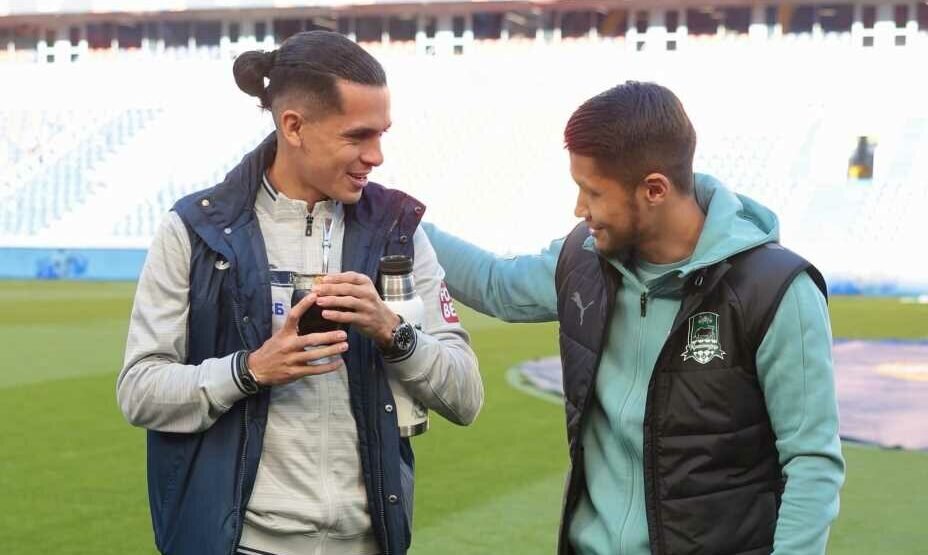    Полузащитник «Краснодара» Ильзат Ахметов смотрит на Хесуса Медину, который заменил его в ЦСКА. Фото: ПФК ЦСКА