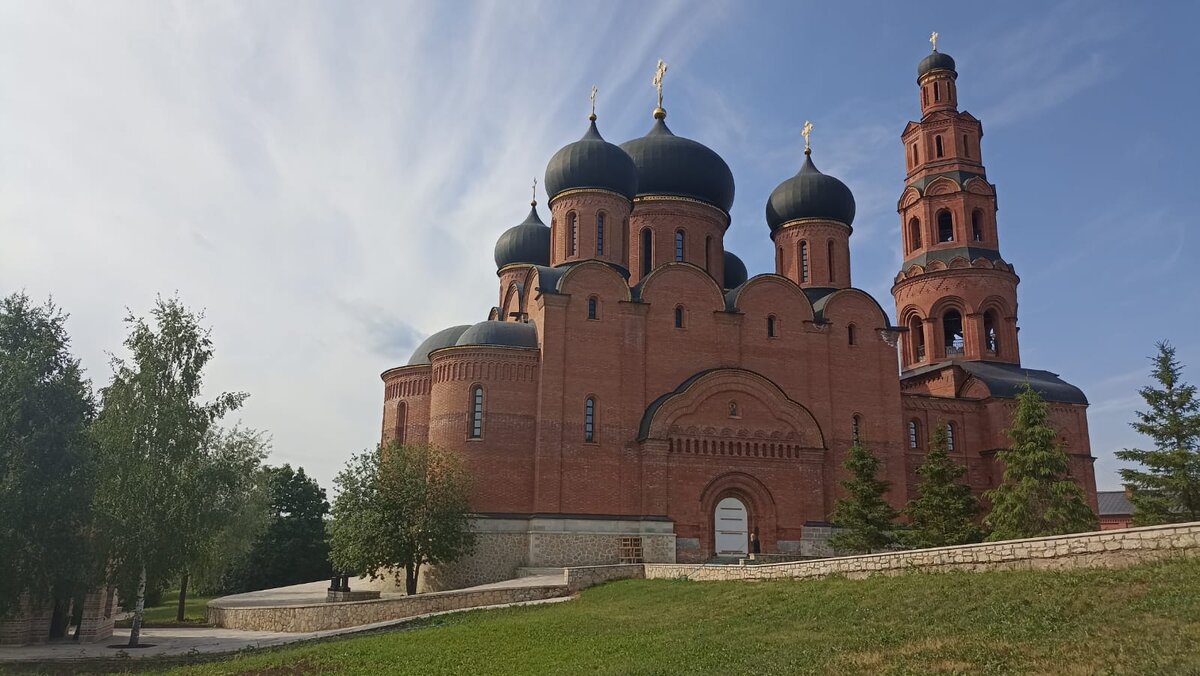 Успенский Свято-Георгиевский монастырь «Святые Кустики» — мужской монастырь Уфимской епархии Русской православной церкви в селе Усе-Степановке Благовещенского района Башкортостан.