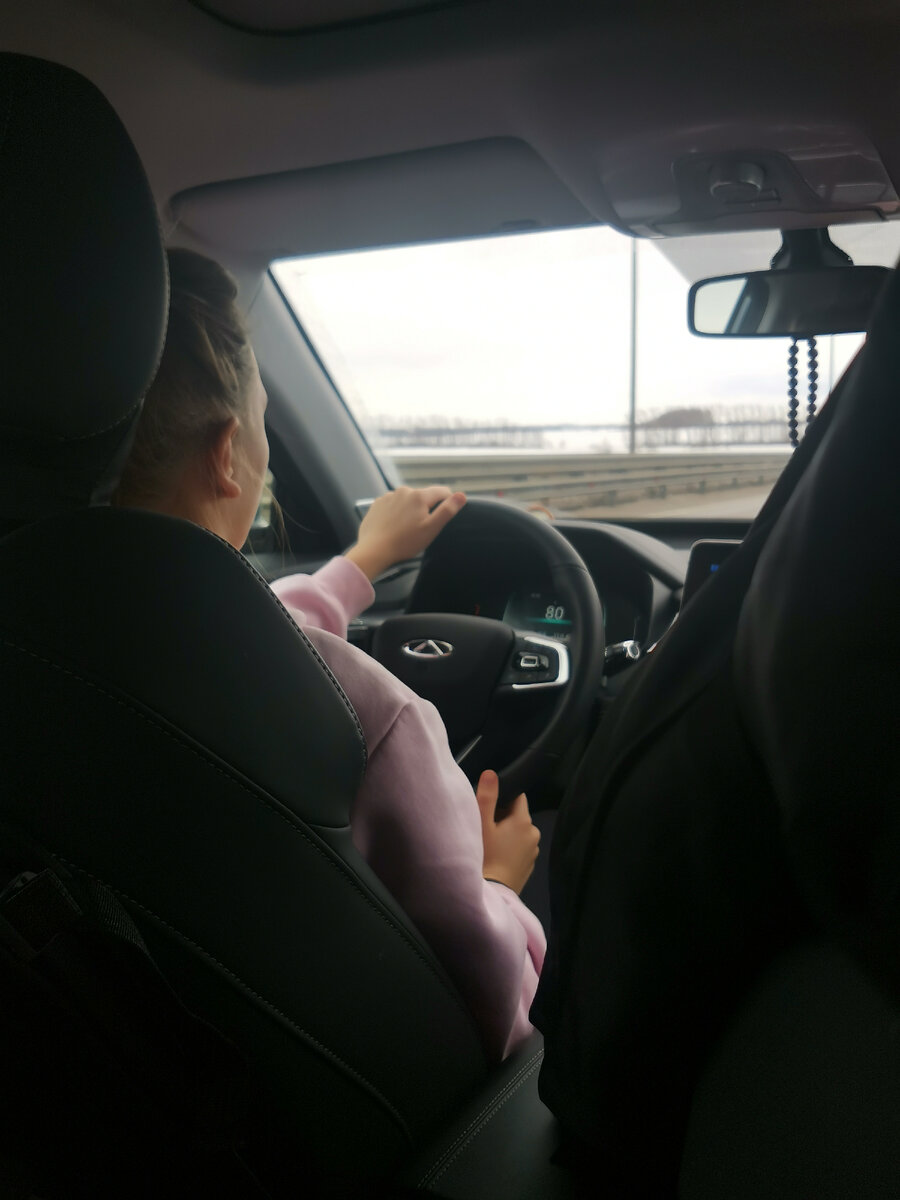 Старшая дочь иногда меняла папу за рулем.