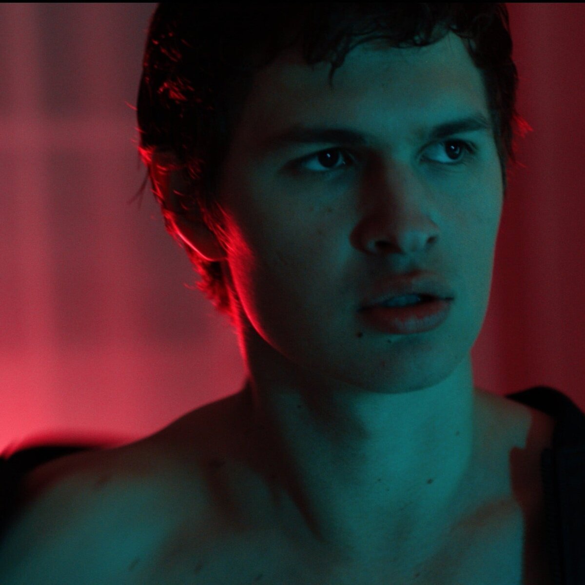 She bangs ricky. Энсел Эльгорт Thief. Энсел Эльгорт торс. Ansel Elgort прическа. Энсел Эльгорт ujksq.