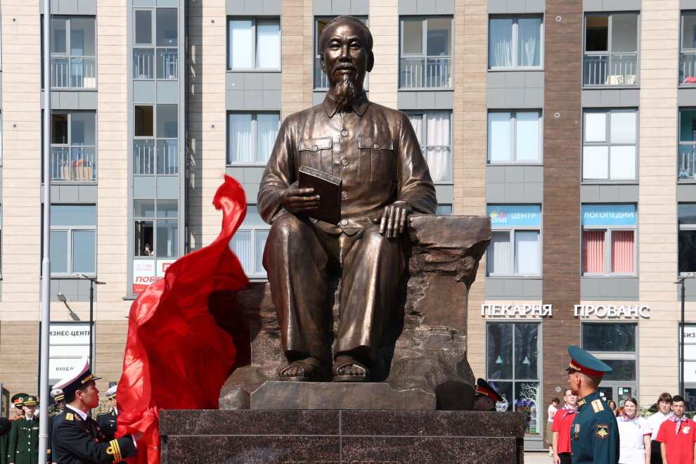 Памятник Хо Ши Мину в Санкт-Петербурге на пересечении улицы Хошимина и Проспекта Просвещения