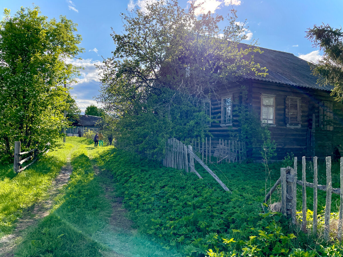 Дом расположен вдоль дороги, идущей на поле