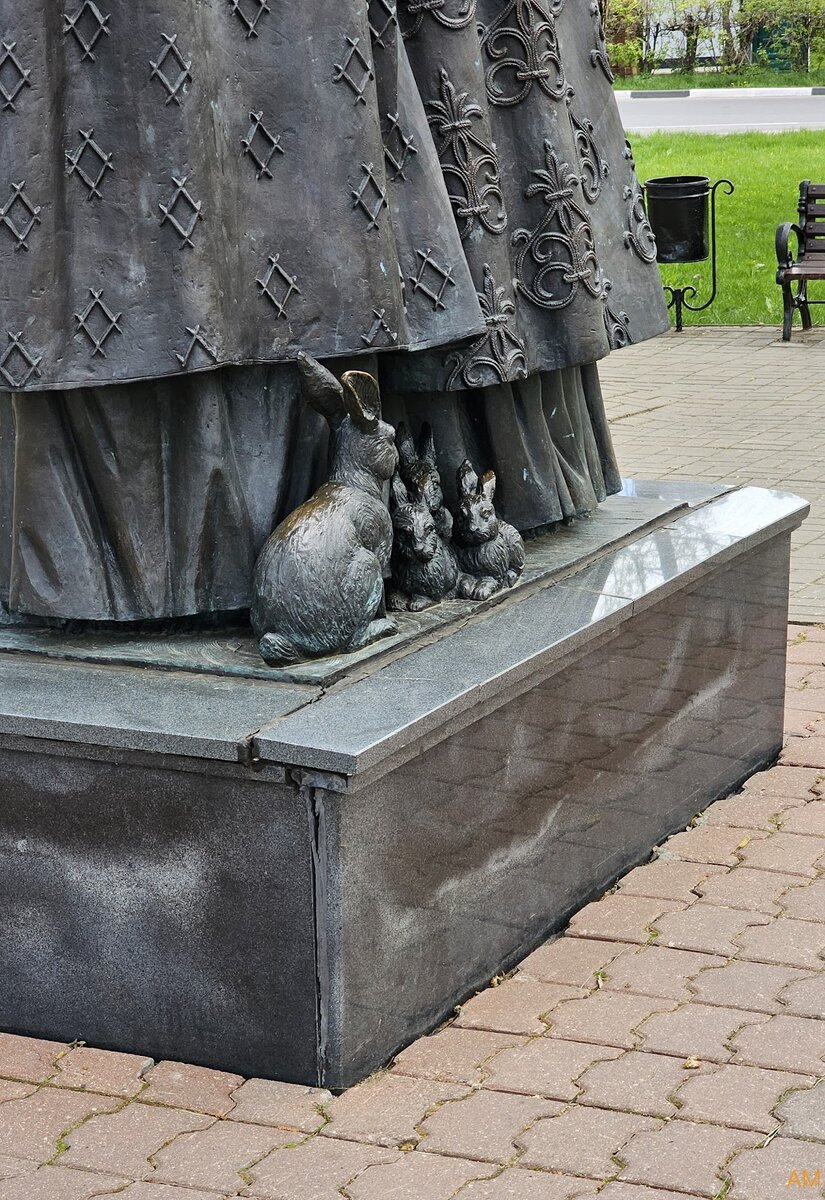 Памятник Петру и Февронии с тыльной стороны