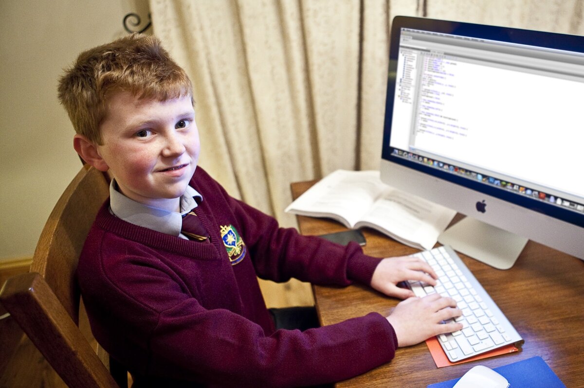 Типичный мамкин хакер при должном количестве времени сможет перехватить пакеты, отправленные по сети