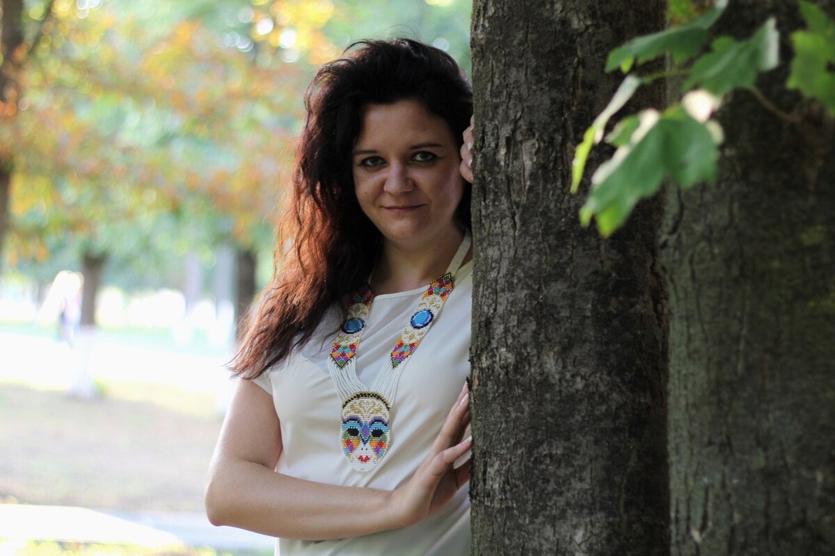 Я в парке. На мне гердан из бисера, ручная работа