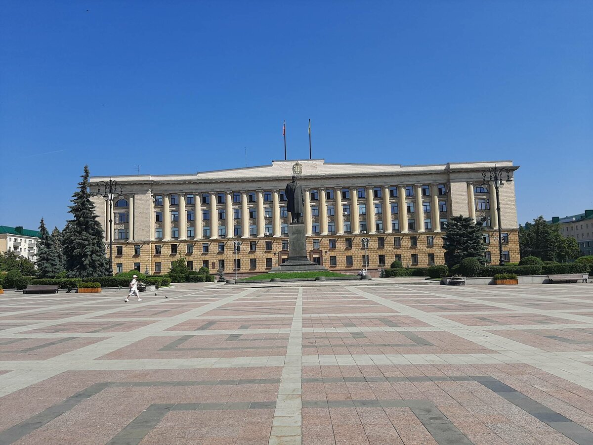 ну и как же без памятника Ленину на центральной площади