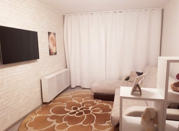 Поклеили белые обои