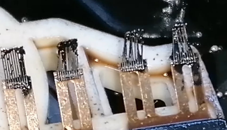 Никогда не вскрывал дроссельную заслонку на Ладе Гранте. А тут пришлось ...