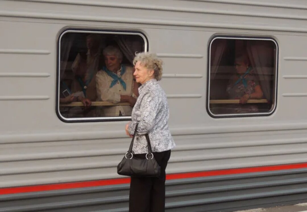 Ребенок едет на поезде с бабушкой. Провожающие на вокзале. Провожать поезд. Встреча мамы с поезда. Бабуля на вокзале.
