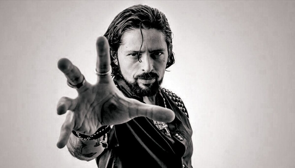 Ronnie romero raised heavy on radio. Ronnie romero. Ромеро вокалист. Рони ромеро. Ронни ромеро queen.