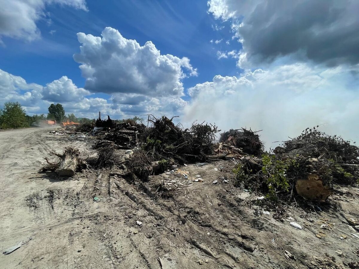    В Брянске загорелась мега-свалка по улице Сталилетейной avchernov