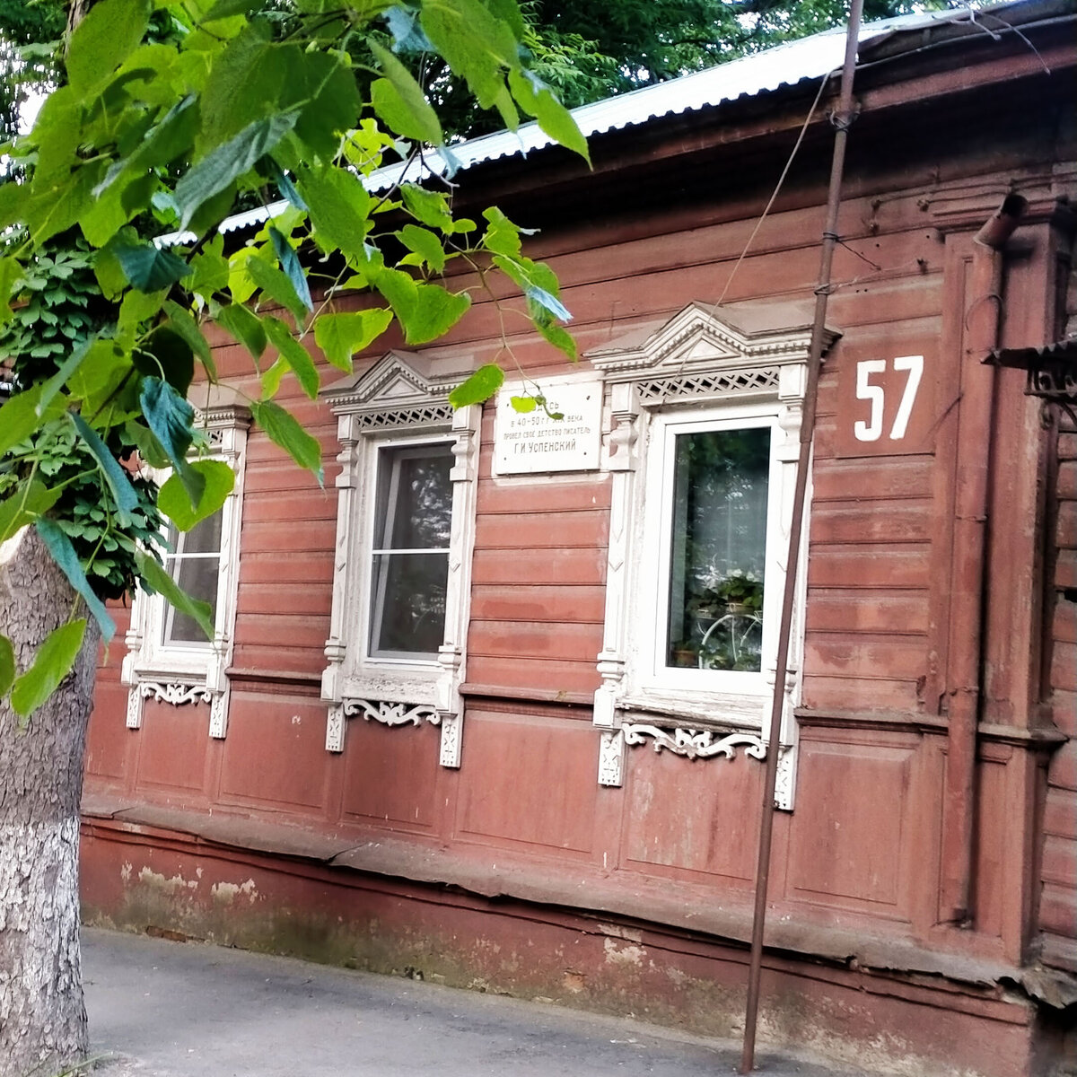 Тула, ул. Тургеневская, 57. Глеб Успенский до четвертого класса жил в этом доме и посещал Тульскую гимназию, пока его отца не перевели по службе в Чернигов. 