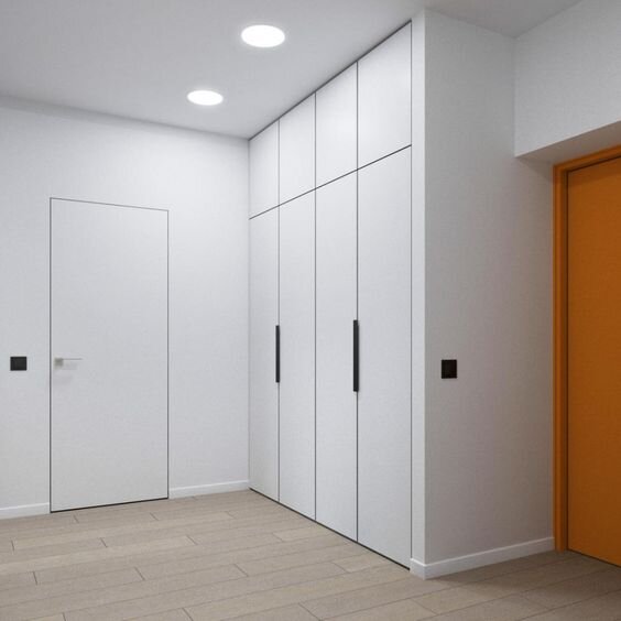 Большой и вместительный шкаф не выглядит громоздким, если занимает все пространство ниши. Такой шкаф можно сделать из ЛДСП с распашными фасадами. 