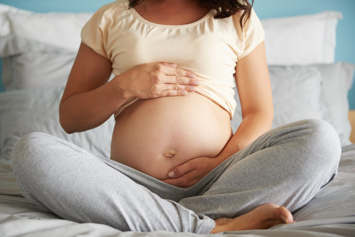 У беременных может развиваться геморрой. Причины: гормональные изменения и давление увеличившейся матки на нижнюю полую вену. При первой беременности риск развития геморроя составляет 25-35% (L.