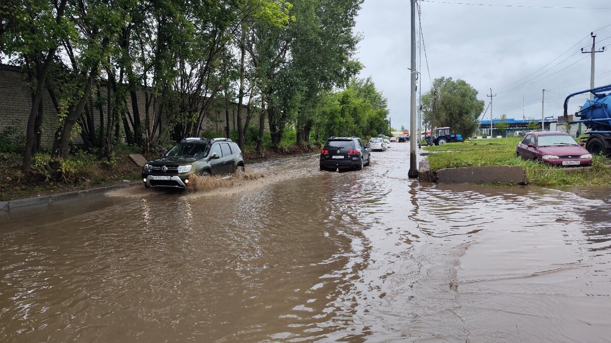     Циклон, сопровождающийся сильными дождями, в настоящее время кружит в непосредственной близости от Нижегородской области. Там находится эпицентр ненастья. Об этом заявила ведущий специалист центра погоды «Фобос» Алина Котилевская в интервью ТАСС.