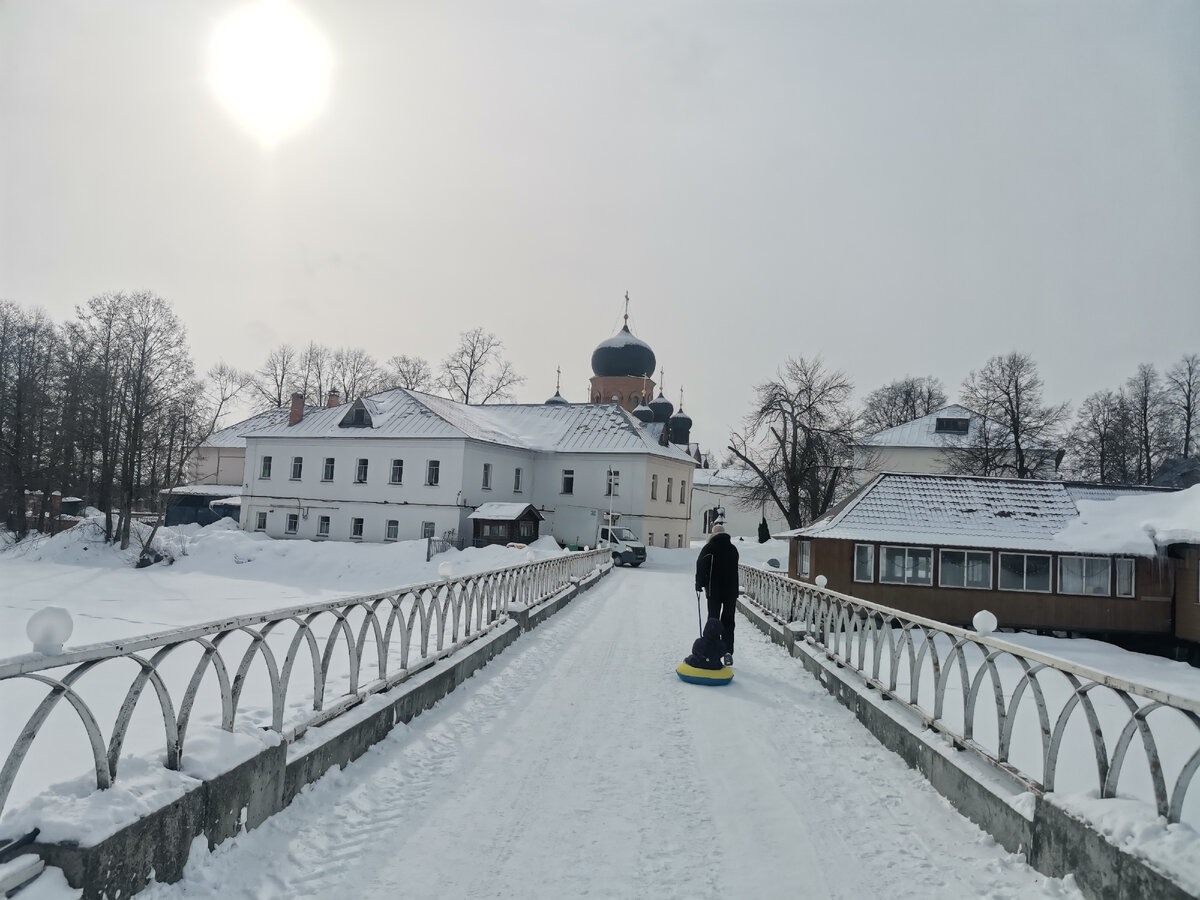 Монастырь находится на островке, пройти можно вот по этому мосту. Фото автора.