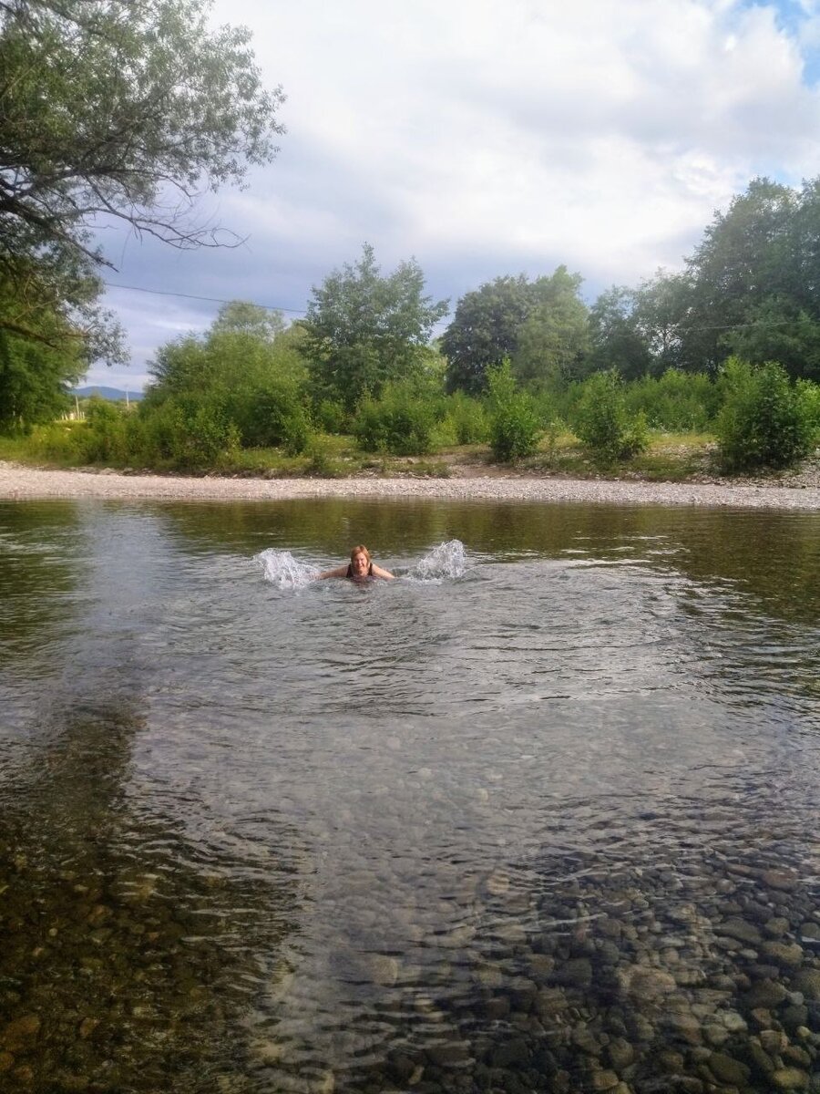 Купаюсь в речке горной, в ней вода не как в тёплой ванне. Тоже закалка. Так чего же бояться дома обливаться холодной водой?