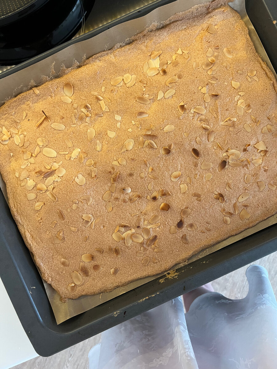 Как готовить : на фото другой бисквит, но суть та же, смешиваем все ингредиенты, берём 100 Гр мёда, 50гр Кипятка, и чайную ложку соды , все смешиваем. 3 Яйца взбиваем в отдельной миске ( отделять желтки не нужно), далее вводим нашу подостывшую медовую жижу, и снова взбиваем, а уже после добавляем 150гр рисовой муки и снова взбиваем) Потом вылетаем на пергамент и убираем в разогретую духовку до 180 гр на 15 мин. Далее достаём, разрезаем на 4 части края выравниваем ( из оставим для посыпки) и собираем тортик.