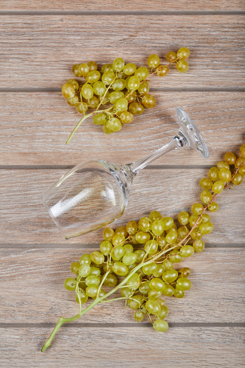 <a href="https://ru.freepik.com/free-photo/green-grapes-with-an-empty-wine-glass-around_12230652.htm#query=%D1%84%D1%83%D0%B6%D0%B5%D1%80&position=2&from_view=search&track=sph">Изображение от azerbaijan_stockers</a> на Freepik