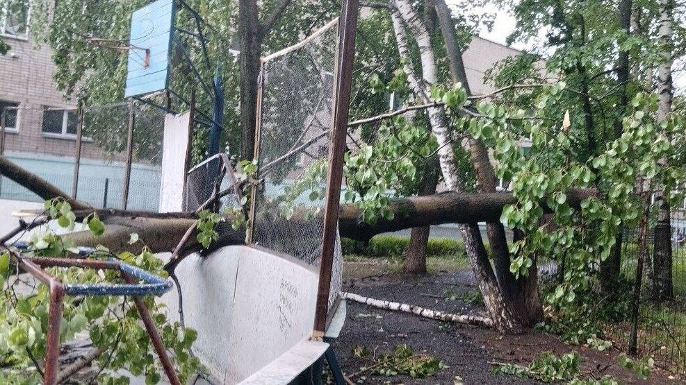     Глава Удмуртии Александр Бречалов в соцсетях рассказал о последствиях сильного ливня и града в регионе.