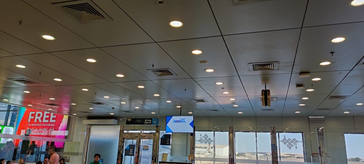 В зоне вылета терминала Джазиры (фото из личного архива)