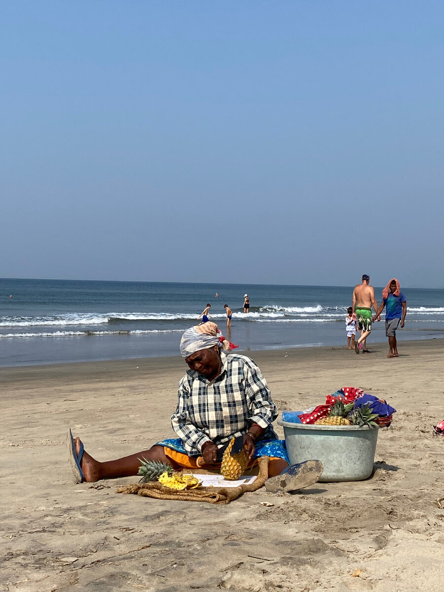 Завтракать можно на пляже, местные жители за 150 рупий почистят и разрежут ананас