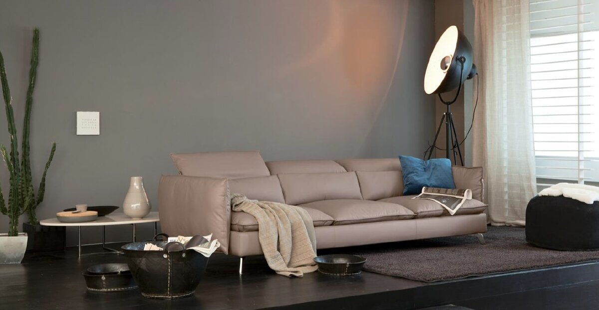 Диван Valmori Aladine. Имеются угловые модификации. Состоит из модулей различных размеров, оснащенных поддерживающими подушками. Имеет механизм в подголовнике и фиксированную спинку.