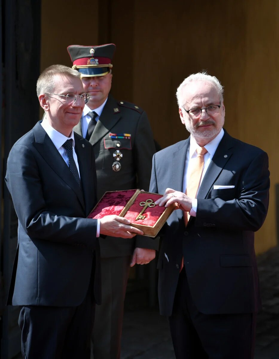 Фото Новый президент Латвии Эдгарс Ринкевич (на фото: слева) и уходящий президент Эгилс Левис принимают участие в символической церемонии передачи ключей от Рижского замка