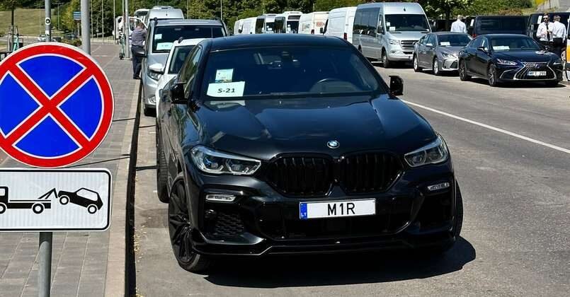 Я купил это вместо bmw. Шутки про бмв. Смешные шутки про бмв. Смешная бмв. Приколы про владельцев бмв.