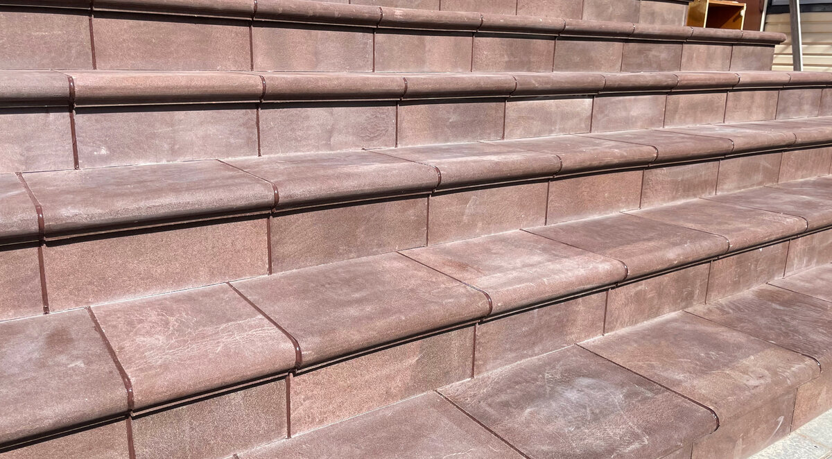 Полимерпесчаная плитка, уложенная на бетонное основание с соблюдением технологии укладки