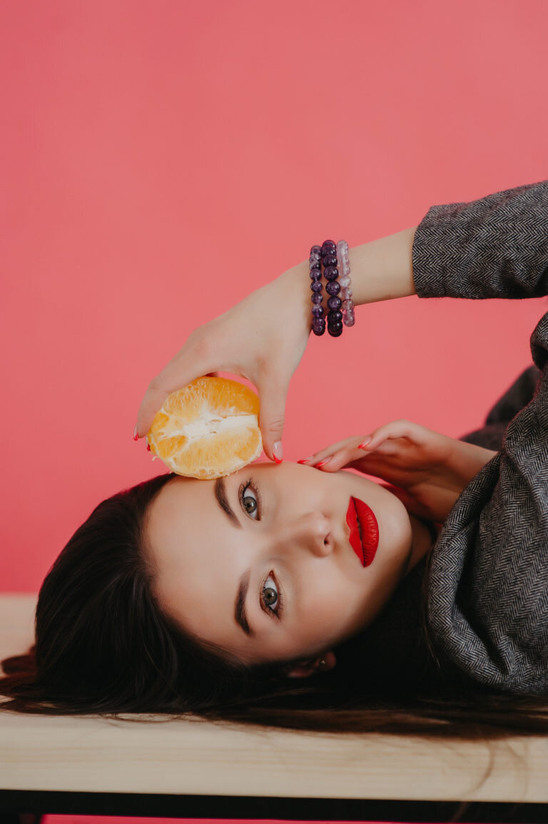 На модели браслеты с аметистами разных оттенков