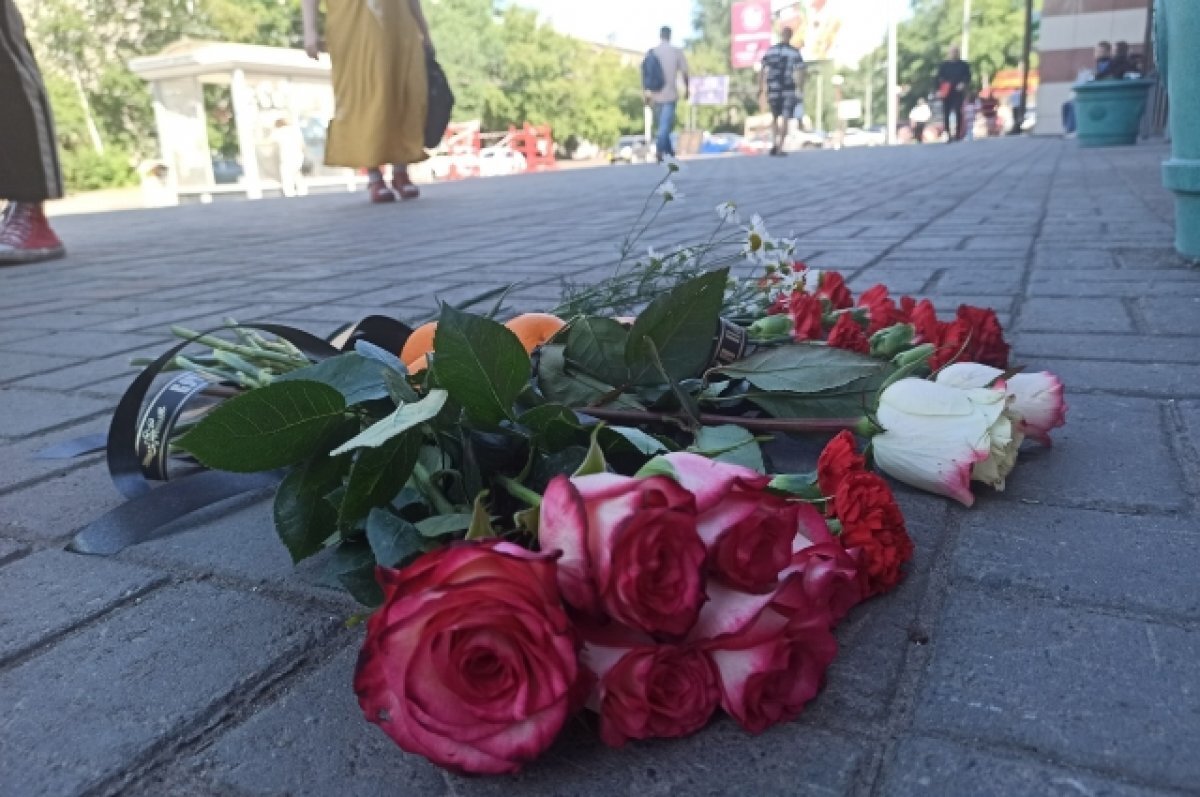    Томичи несут цветы к месту гибели мужчины на Фрунзенском рынке