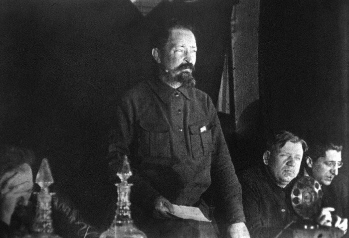 Феликс Дзержинский выступает на очередной сессии ВСНХ, май 1926 года. Это одна из последних прижизненных фотографий Дзержинского. Источник: https://123ru.net