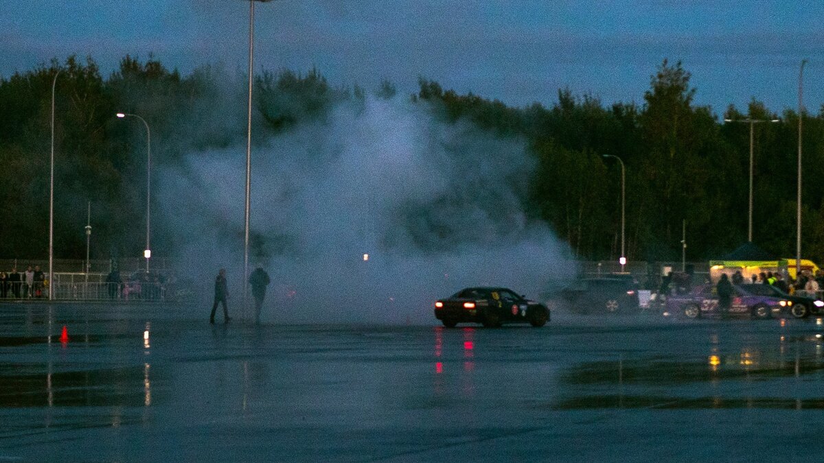     В Тюмени водитель КамАЗа устроил на парковке настоящие показательные выступления по дрифту.