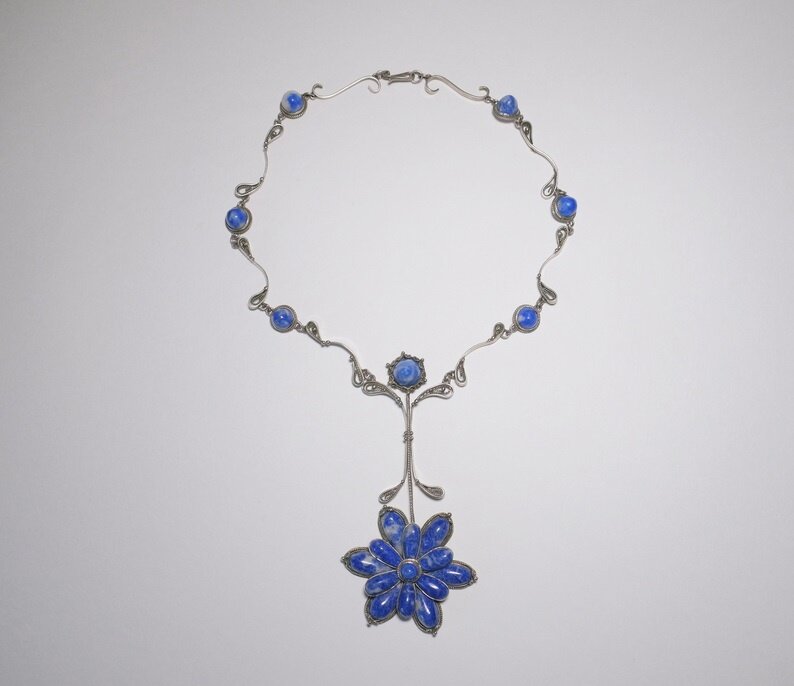 Гривна «Василек» Надежды Кузнецовой. 1978-1979. Нейзильбер, лазурит