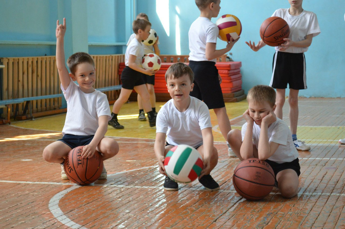Детское физическое образование. Дети в спортзале. Детское физическое образование. Физическая культура. Детское физическое образование.