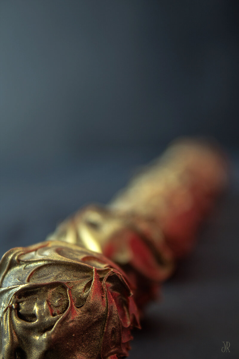 
Бразилия славится не только своим карнавалом, футболом, танцами,длинными скучными и предсказуемыми сериалами. Нет, есть у них то, за что можно им простить даже последнее. Это конфеты под названием «Бригадейро» . Они являются одной из самых известных бразильских сладостей. 
Создали их в 1940 г. во время дефицита традиционного импорта, такого как орехи и фрукты, в связи с начавшейся Второй мировой войной, но остались популярны по сей день. Названы в честь генерала ВВС (бригадира – название воинского чина ) Эдуарду Гомеса. 
По сегодняшний день являются неотъемлемой частью всех праздников. В её составе можно увидеть сгущенное молоко – которое является базой. Немного сливочного масла, какао порошок и обсыпку, чаще всего в виде шоколадной вермишели.

Менее популярны в Бразилии такие сладости как "Cajuzinho" - (кажузинью), что в переводе означает «кешью». Не совсем понятно от чего такое название, наверное, из-за формы десерта - вытянутой грушевидной. Именно так этот орех произрастает. Внутрь же, самой конфеты, кладется не кешью, а арахис. В основе всё то же сгущенное молоко.
Ещё одним вариантом являются "Beijinho" - (бейжинью) — поцелуй. Такое название конфета получила не зря, так как обладает очень легким вкусом и невероятно нежной текстурой. Готовят их на основе сгущенного молока, сливочного масла и кокосовой стружки.
Другие известные конфеты и сладости — глаз свекрови (olho-de-sogra) и куиндим (quindim) — делаются яйцом и кокосовым орехом. Суспиро (suspiro) — с яичным белком, бомбом де нозес (bombom de nozes) — с грецкими орехами.
