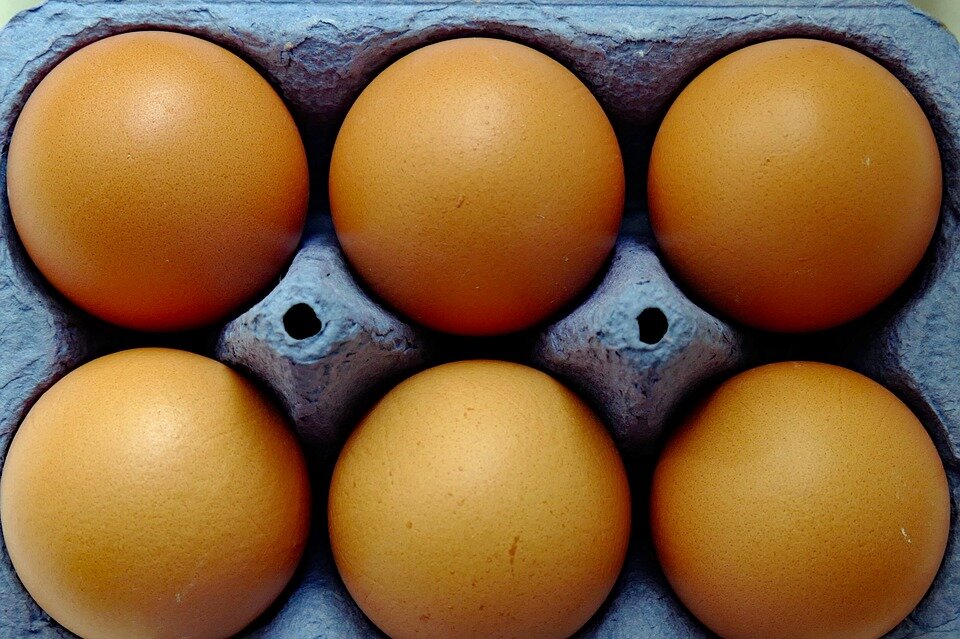 3 яйца в день можно. Три яйца. Коричневое яйцо. Коричневые яйца на Пасху. Оранжевое яйцо.