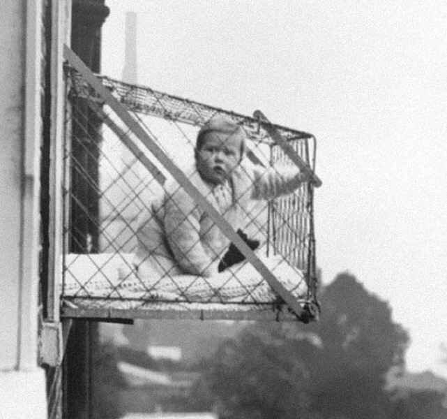 Такие клетки были сделаны для того, чтобы дети получали достаточное количество света и свежего воздуха