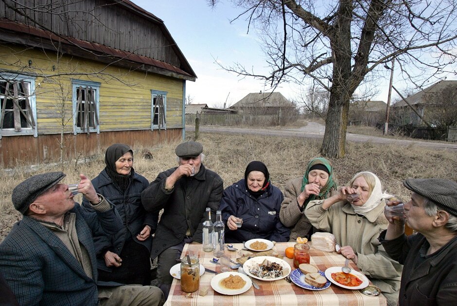 Вся деревня обсуждала последнюю новость люська. Вся деревня обсуждала последнюю новость люська